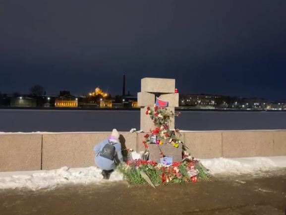 В Петербурге возлагают цветы в память о Навальном*. Есть задержанные
