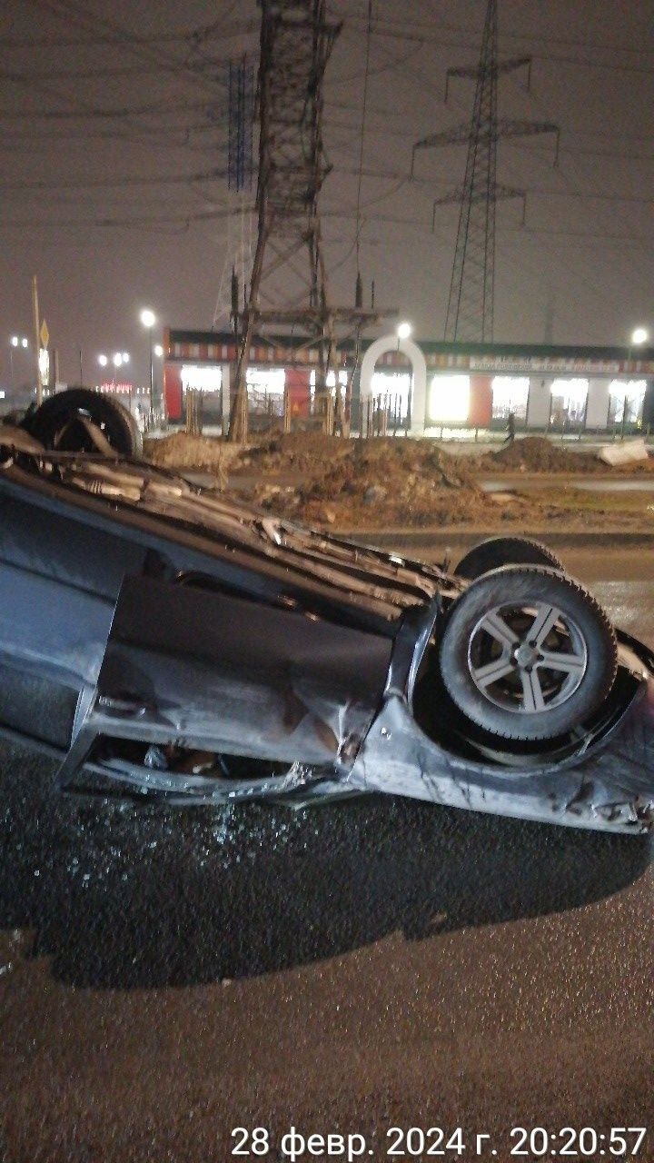 На скользкой дороге автомобиль «Шкода» перевернулся на крышу на Парнасе