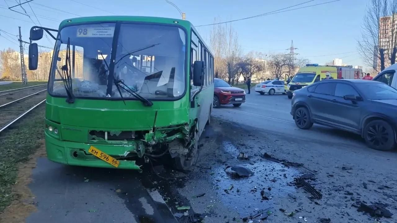 Пять человек госпитализированы после ДТП с автобусом в Екатеринбурге