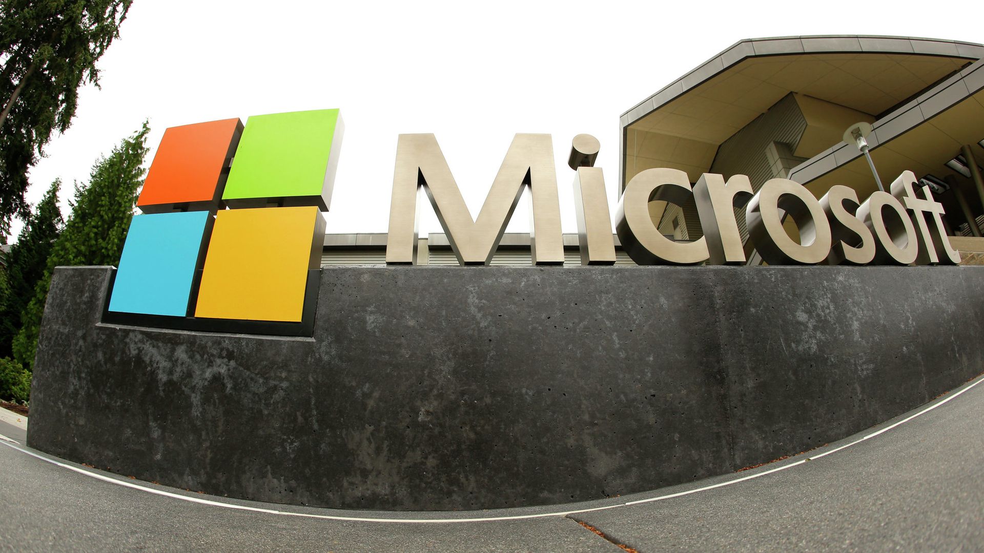 Вэнс призвал Microsoft брать на работу американцев